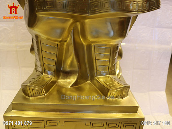 Đôi chân của Hưng Đạo Đại Vương được đúc bằng đồng vàng với các đường nét khắc họa vô cùng khỏe khoắn
